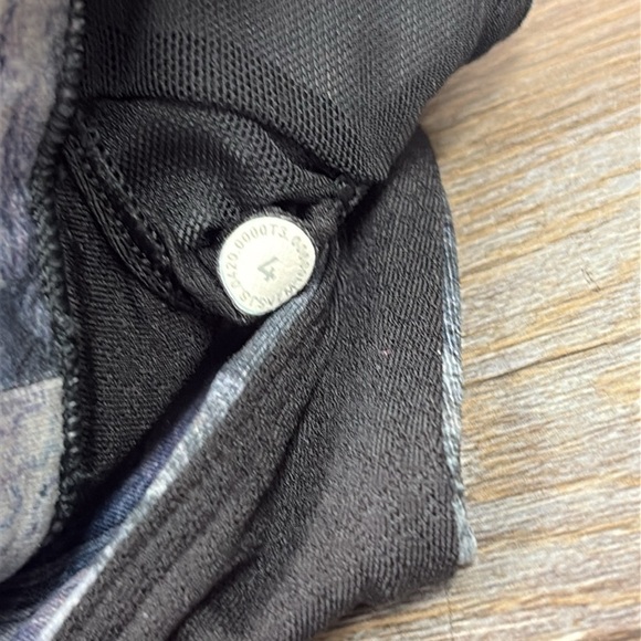 Lululemon Free to Be Serene Sports Bra Size 4 - Picture 6 of 8